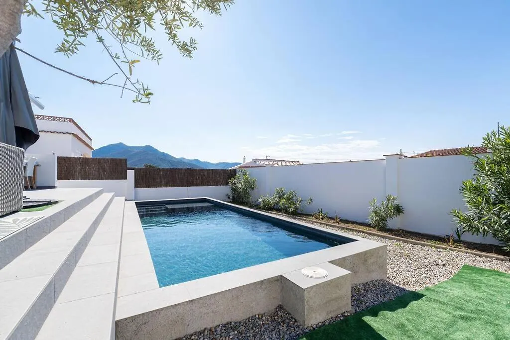Luxury House In Roses Villa